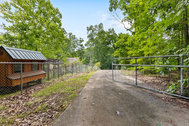 1040 Rustic Hills Dr, Ashland City, TN 37015