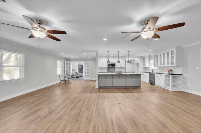 801 Arliss Drive, Woodway, TX 76712