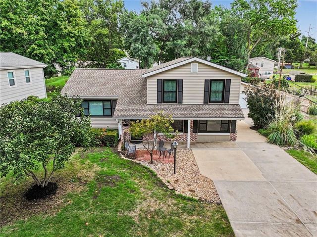 9029 Grandview Drive, Overland Park, KS 66212