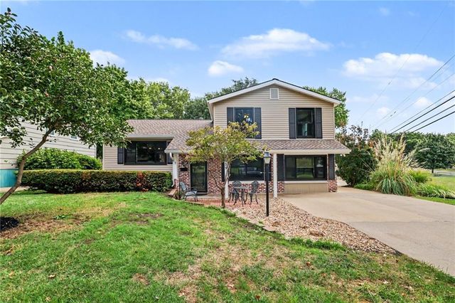 9029 Grandview Drive, Overland Park, KS 66212