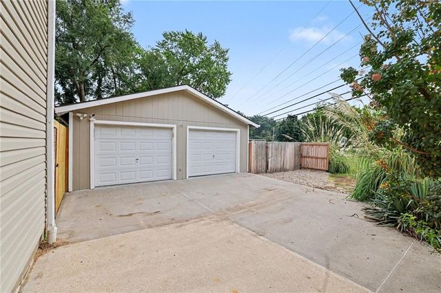 9029 Grandview Drive, Overland Park, KS 66212