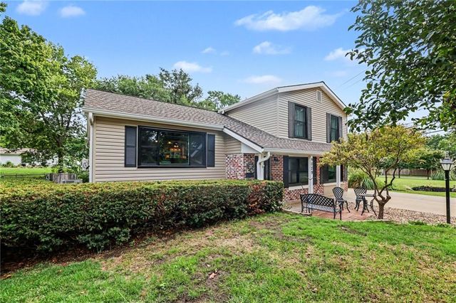9029 Grandview Drive, Overland Park, KS 66212