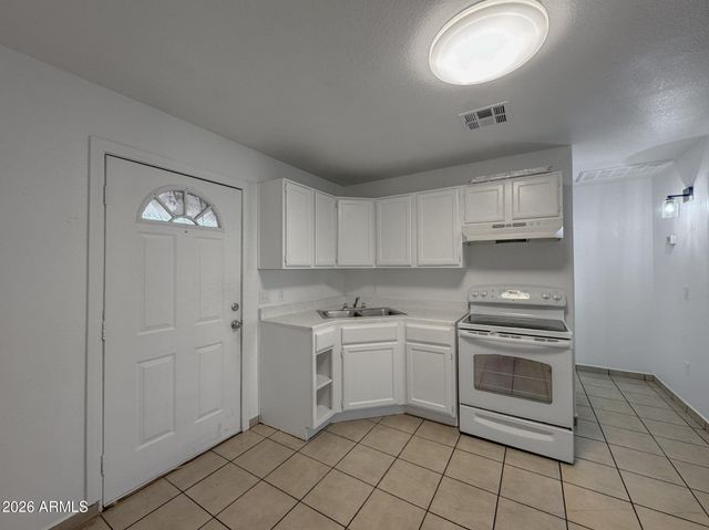 1023 E OLD SOUTHERN Avenue B, Phoenix, AZ 85042