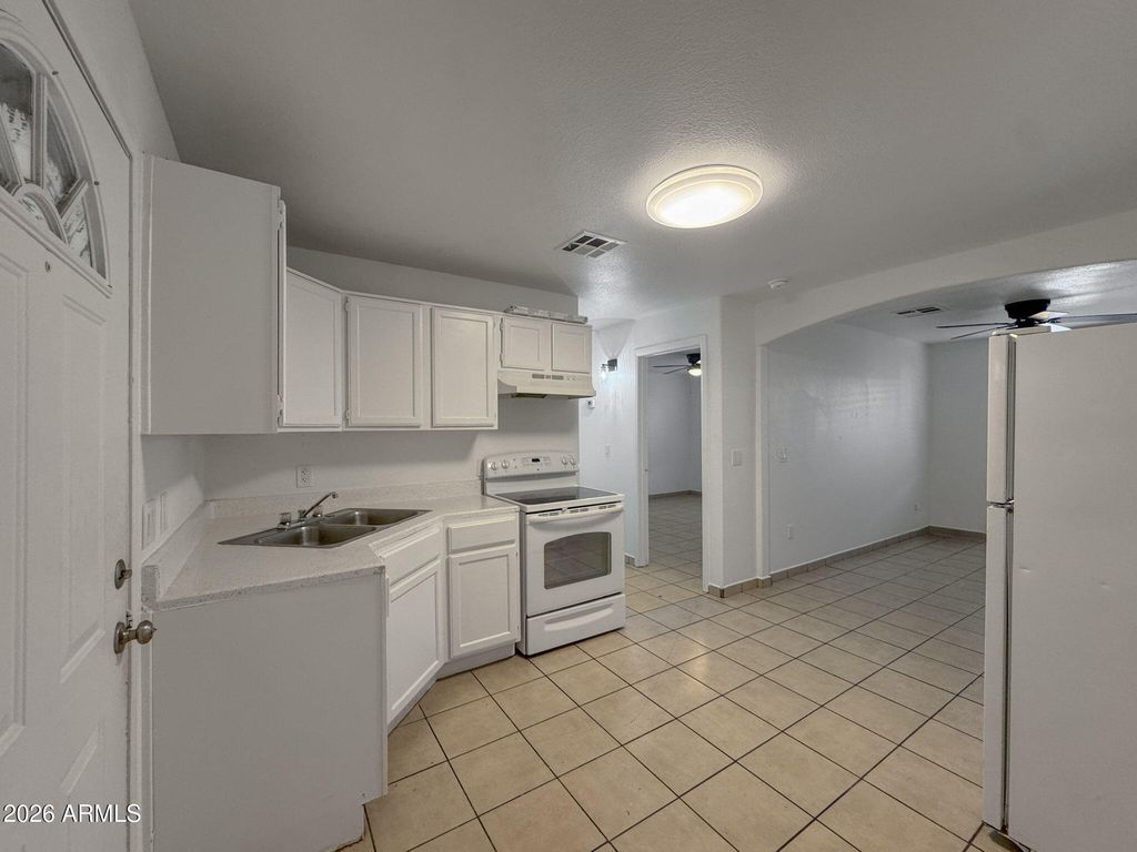 1023 E OLD SOUTHERN Avenue B, Phoenix, AZ 85042