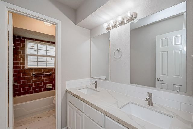 635 Tarpaulin Way, Crosby, TX 77532