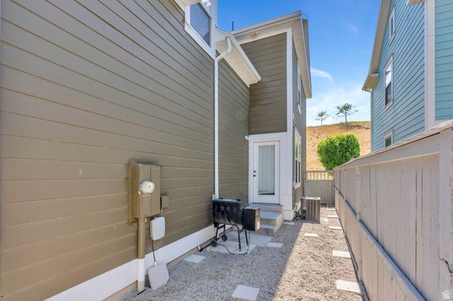 10262 S MILLERTON DR, South Jordan, UT 84009