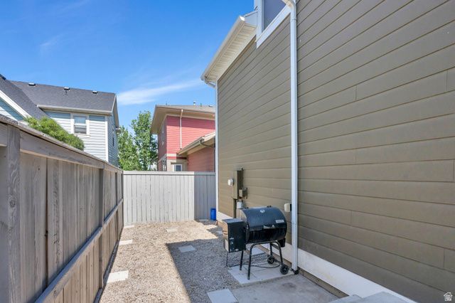 10262 S MILLERTON DR, South Jordan, UT 84009