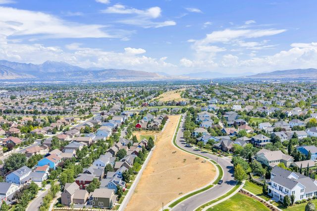10262 S MILLERTON DR, South Jordan, UT 84009
