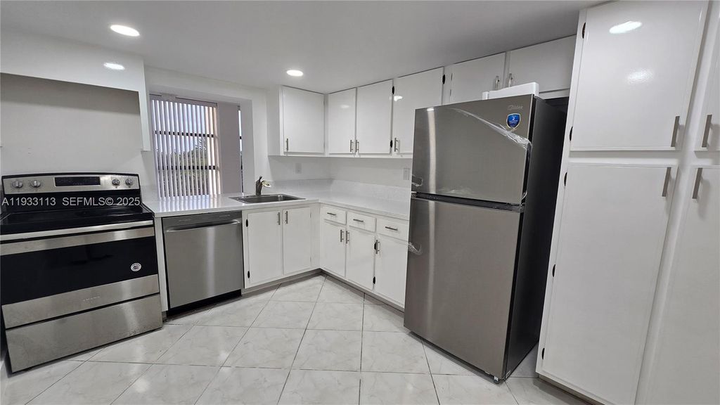 Image 1 of property listing at 600 Parkview Dr 525, Hallandale Beach, FL 33009