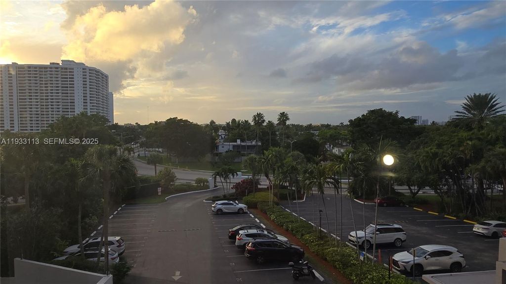 Image 13 of property listing at 600 Parkview Dr 525, Hallandale Beach, FL 33009