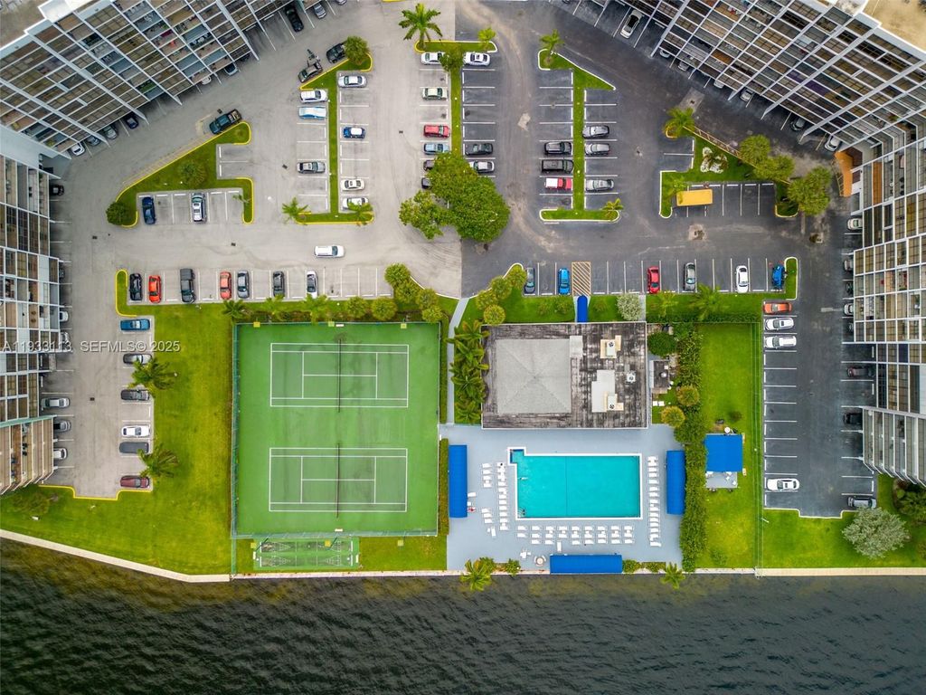 Image 14 of property listing at 600 Parkview Dr 525, Hallandale Beach, FL 33009