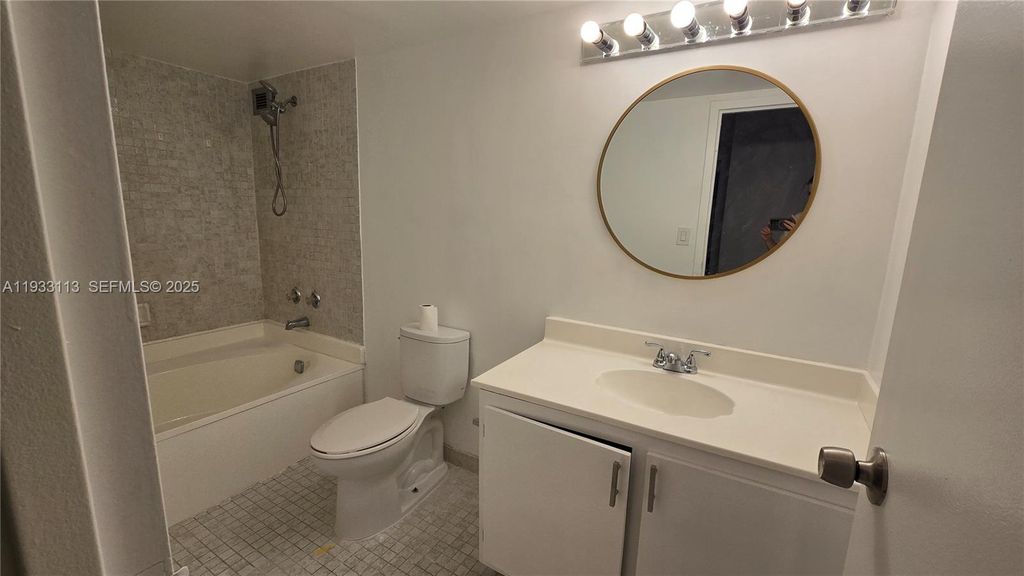 Image 6 of property listing at 600 Parkview Dr 525, Hallandale Beach, FL 33009