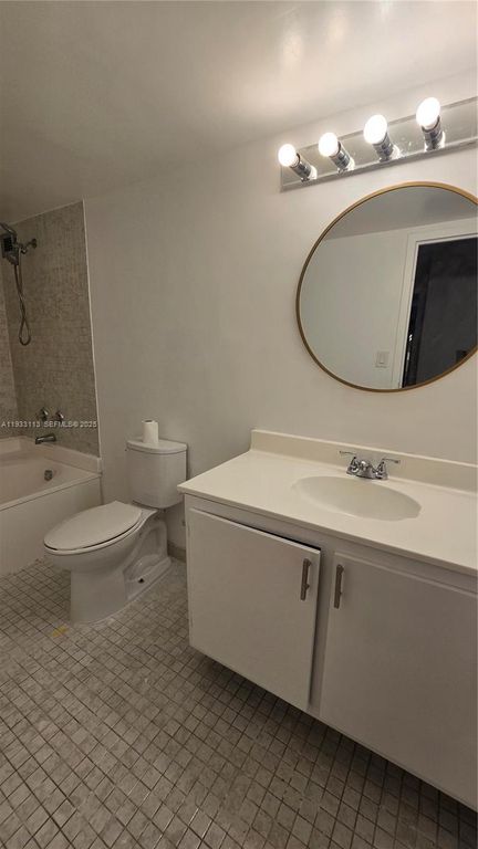Image 7 of property listing at 600 Parkview Dr 525, Hallandale Beach, FL 33009