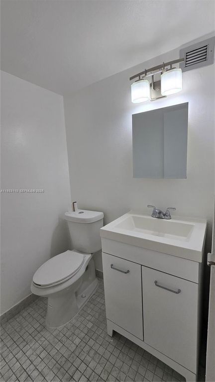 Image 8 of property listing at 600 Parkview Dr 525, Hallandale Beach, FL 33009