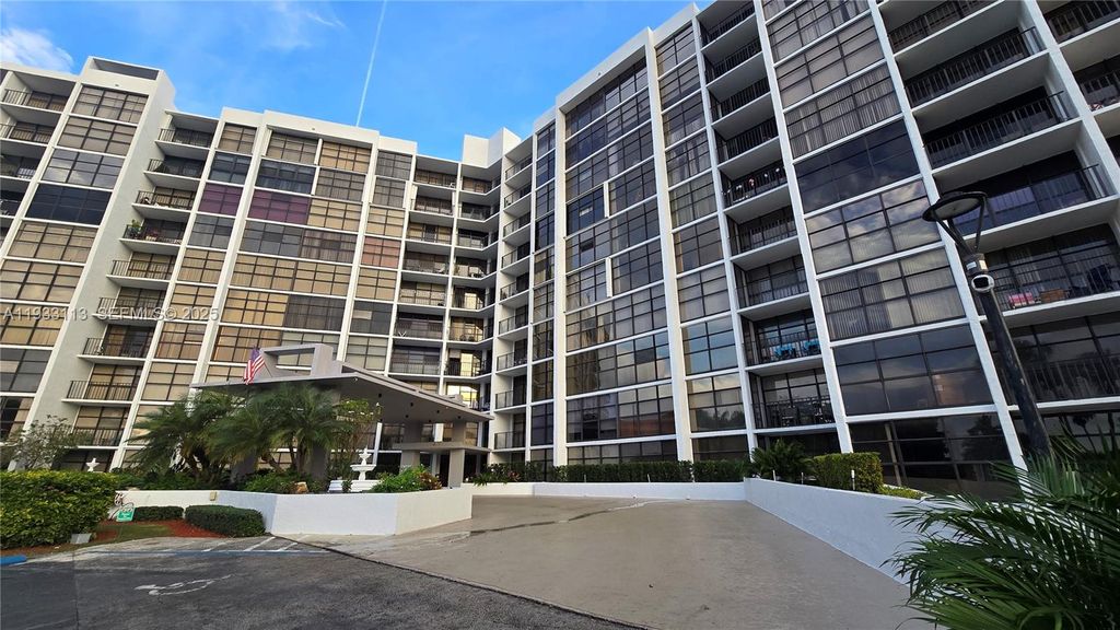 Image 9 of property listing at 600 Parkview Dr 525, Hallandale Beach, FL 33009