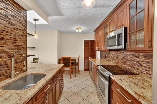 25 Rockledge 606, White Plains, NY 10601