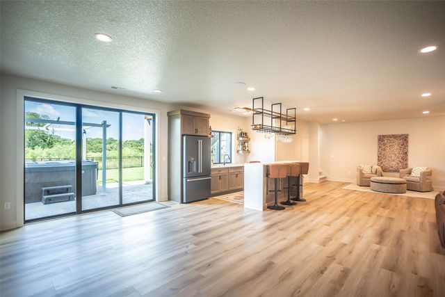 16319 Ironwood Lane, Urbandale, IA 50263