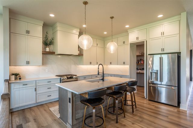 16319 Ironwood Lane, Urbandale, IA 50263