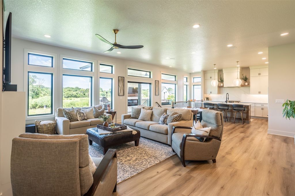 16319 Ironwood Lane, Urbandale, IA 50263