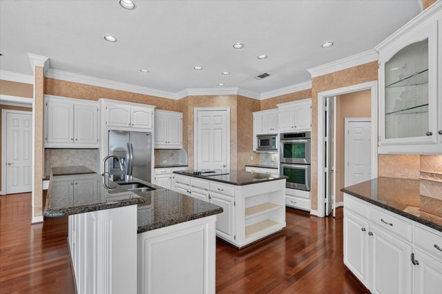 702 Buttermilk Drive, Arlington, TX 76006