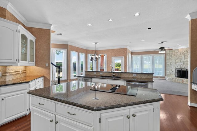 702 Buttermilk Drive, Arlington, TX 76006