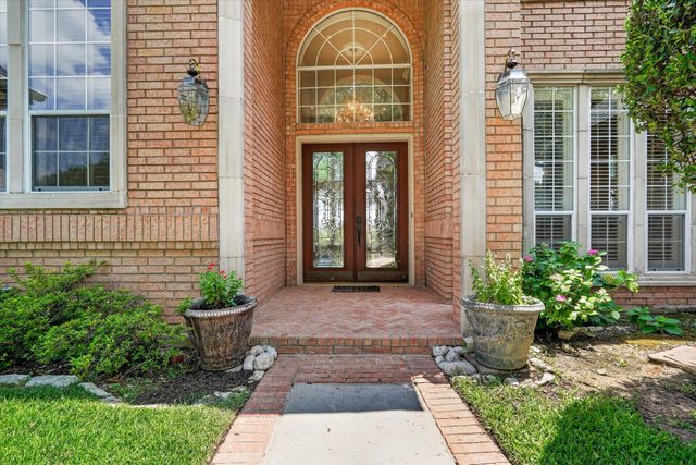 702 Buttermilk Drive, Arlington, TX 76006