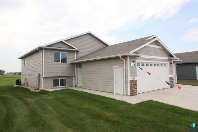 907 Birch St, Harrisburg, SD 57032