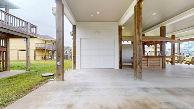 972 Bahama Drive, Crystal Beach, TX 77650