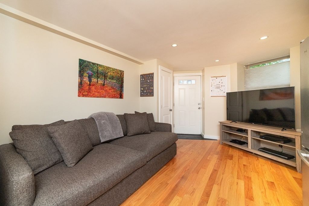 15 University Rd B, Brookline, MA 02445