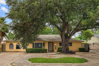 5554 Beechnut Street, Houston, TX 77096