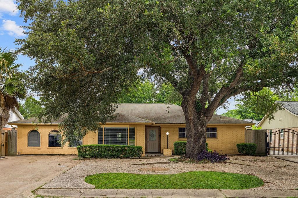 5554 Beechnut Street, Houston, TX 77096