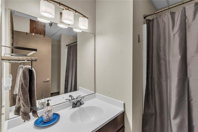 308 W 8th Street 201, Kansas City, MO 64105