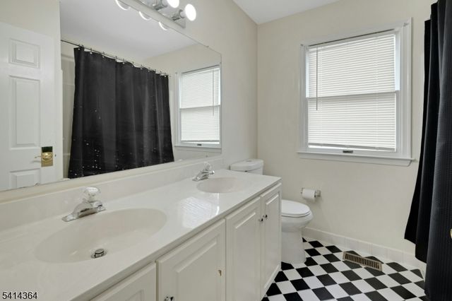 48 Glen Eagles Rd, Washington Twp., NJ 07882