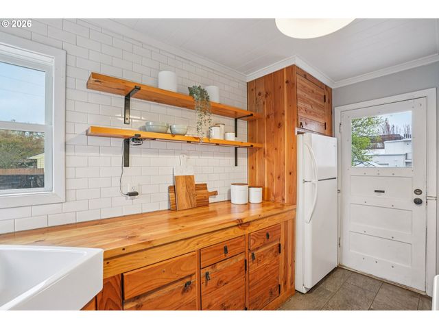 7921 Ne CLACKAMAS St, Portland, OR 97213