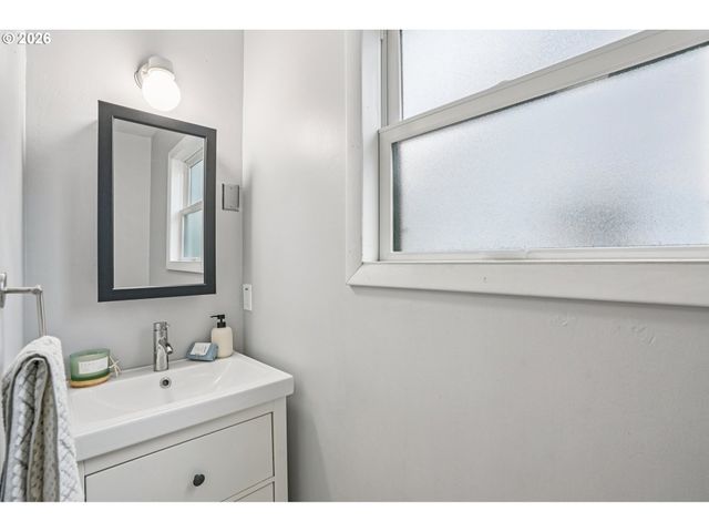 7921 Ne CLACKAMAS St, Portland, OR 97213