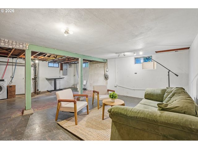 7921 Ne CLACKAMAS St, Portland, OR 97213