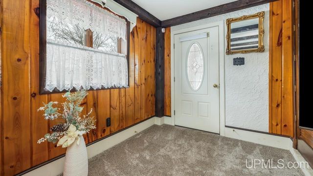 313 Wisconsin Avenue, Gladstone, MI 49837