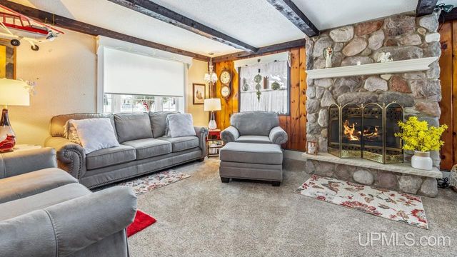 313 Wisconsin Avenue, Gladstone, MI 49837