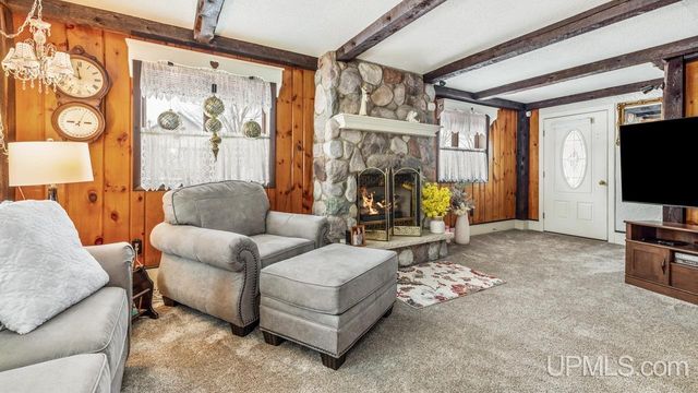 313 Wisconsin Avenue, Gladstone, MI 49837