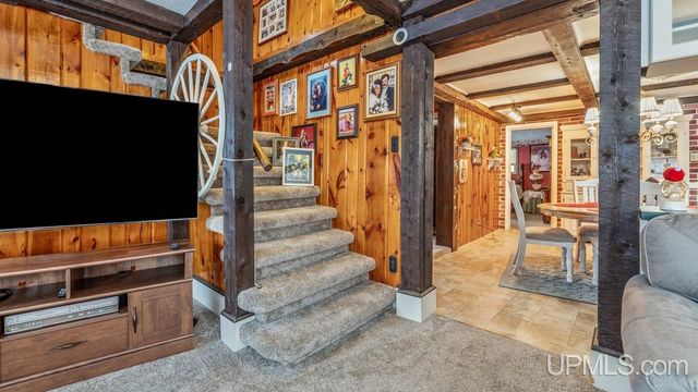 313 Wisconsin Avenue, Gladstone, MI 49837