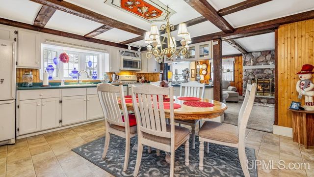 313 Wisconsin Avenue, Gladstone, MI 49837