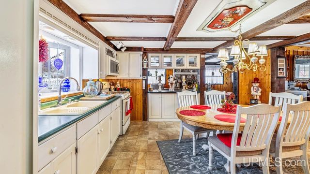 313 Wisconsin Avenue, Gladstone, MI 49837