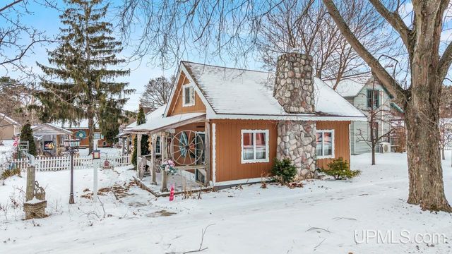 313 Wisconsin Avenue, Gladstone, MI 49837