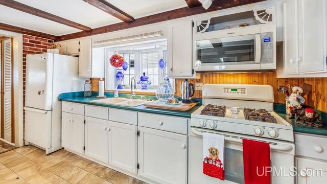 313 Wisconsin Avenue, Gladstone, MI 49837