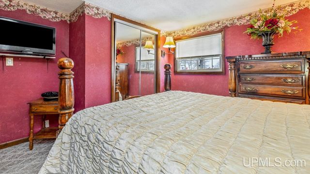 313 Wisconsin Avenue, Gladstone, MI 49837