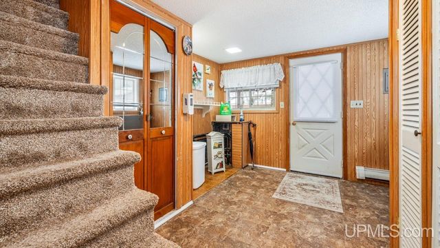 313 Wisconsin Avenue, Gladstone, MI 49837