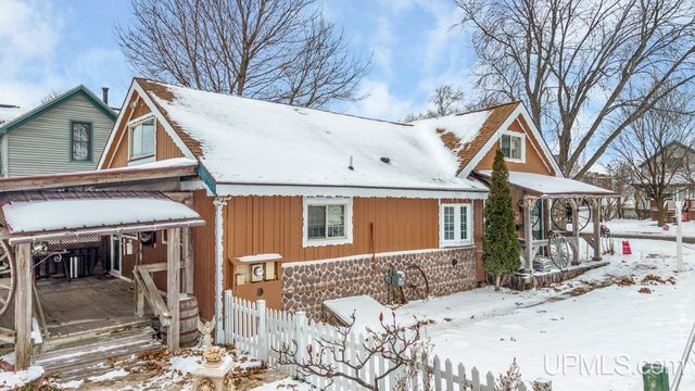 313 Wisconsin Avenue, Gladstone, MI 49837