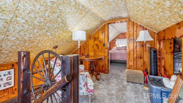 313 Wisconsin Avenue, Gladstone, MI 49837