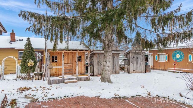 313 Wisconsin Avenue, Gladstone, MI 49837