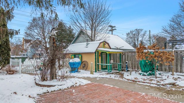 313 Wisconsin Avenue, Gladstone, MI 49837